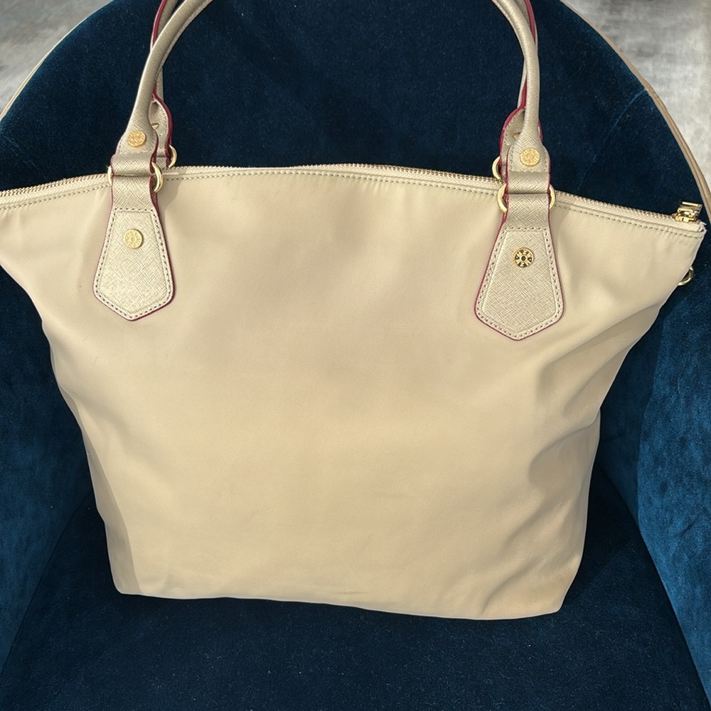 MZ Wallace Chelsea Large Tote in Flax Bedford. - Picture 4 of 8